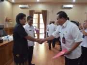 Bupati Giri Prasta Serahkan 21 SK Kepsek SD dan SMP