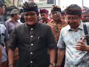 Bupati Giri Prasta Serahkan Bantuan Hibah Rp 1,6 Miliar di Ulakan