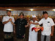 Karya Nyekah Kurung Kinembulan Desa Adat Taman, Bupati Giri Prasta Serahkan Bantuan 900 Juta