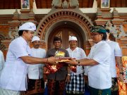 Hadiri Karya Mamungkah Balai Banjar Batuculung dan Pura Begawan Penyarikan Br. Batuculung, Bupati Giri Prasta Serahkan Hibah Rp 400 Juta