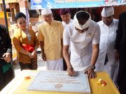 Hadiri Karya di Pura Widya Dharma, Sleman, Yogyakarta, Wabup Suiasa Mendem Pedagingan dan Tandatangani Prasasti