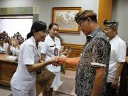 Wabup Suiasa Serahkan SK CPNS kepada 19 Bidan PTT
