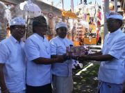 Bupati Giri Prasta dan Sekda Adi Arnawa Mendem Pedaging di Pura Desa dan Puseh Padang Luwih