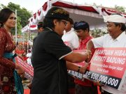 Tahap II, Bupati Giri Prasta Serahkan Hibah Rp12,5 Miliar ke Gianyar