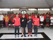 Lepas Kontingen POPNAS, Wagub Cok. Ace Ajak Masyarakat Dukung Pembinaan Atlet