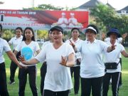 Ny. Seniasih Giri Prasta Pimpin Senam Masal Semarakkan Hari Ibu