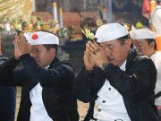 Sebagai Wujud Bhakti, Wagub Cok. Ace “Ngayah” Calonarang di Pura Penataran Bale Agung, Desa Malet Tengah