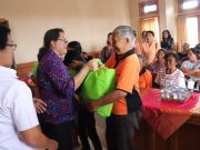 Ny. Seniasih Giri Prasta Serahkan Sembako di Kecamatan Petang