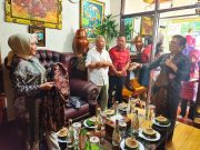 Ny. Tri Tito Karnavian dan Ny. Putri Koster Kunjungi Perajin Endek dan Songket