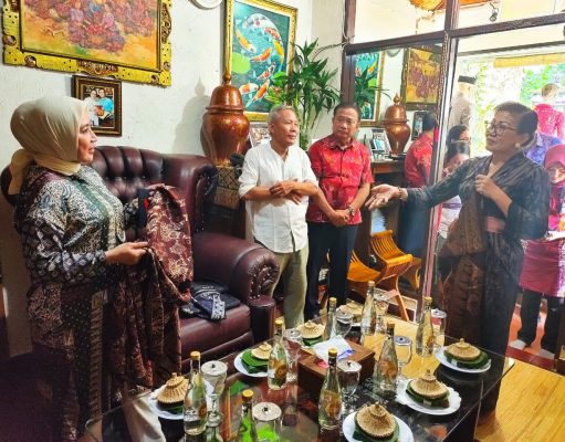 Ny. Tri Tito Karnavian dan Ny. Putri Koster Kunjungi Perajin Endek dan Songket