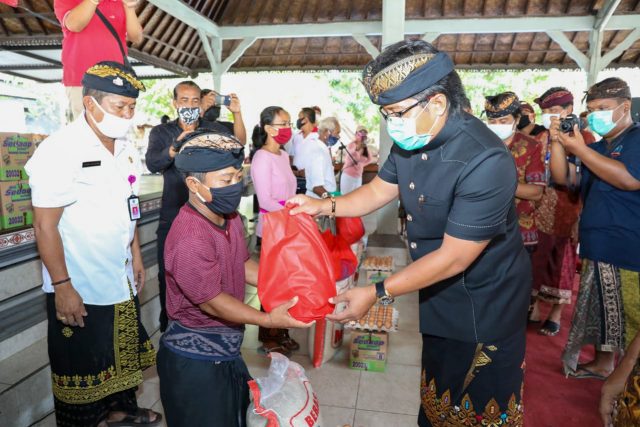 Bupati Serahkan Sembako (8)