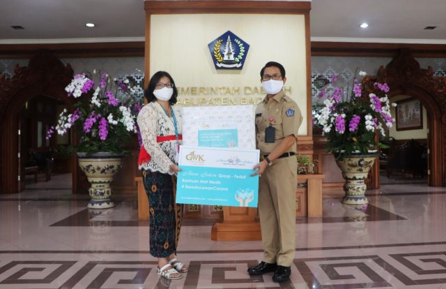 Sekda terima masker (4)