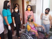 Selly Mantra Kembali Serahkan Kursi Roda, Alat Bantu Dengar, dan Tongkat Kepada Lansia