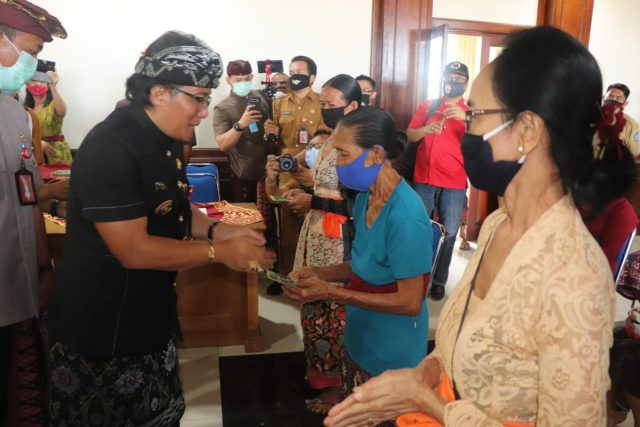 Bupati Serahkan BLT (2)