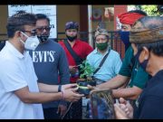 Jaya Negara Serahkan Bibit Tanaman, Masker dan Hand Sanitizer di Banjar Kertasari Panjer