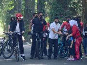 Presiden Jokowi Gowes dan Bagikan Masker di Kebun Raya Bogor