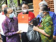 Serahkan Bantuan dan Tali Kasih, Gubernur Koster akan Berdayakan Mantan Atlet Berprestasi Jadi Pembina