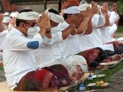 Pelaksanaan Pilkada Lancar, Wawali Jaya Negara Sembahyang Bersama di Pura Agung Jagatnatha