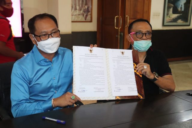 Wabup Suiasa Serah Terima Sertifkat Fasum (9)