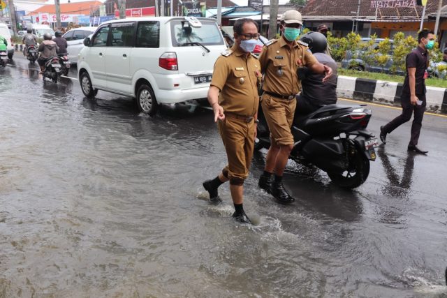Wabup Pantau Banjir (8)