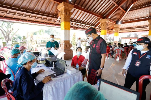 Wabup Tinjau Vaksin (7)