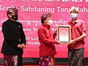 Gubernur dan Wagub Berikan Penghargaan Bali Kérthi Nugraha Mahottama ke Praktisi Wariga dan Praktisi Lontar Bali