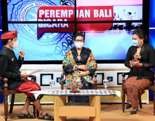 Ny. Putri Koster Ajak PKK Turut Sosialisasikan Penggunaan Busana Adat Bali Sesuai Pakem