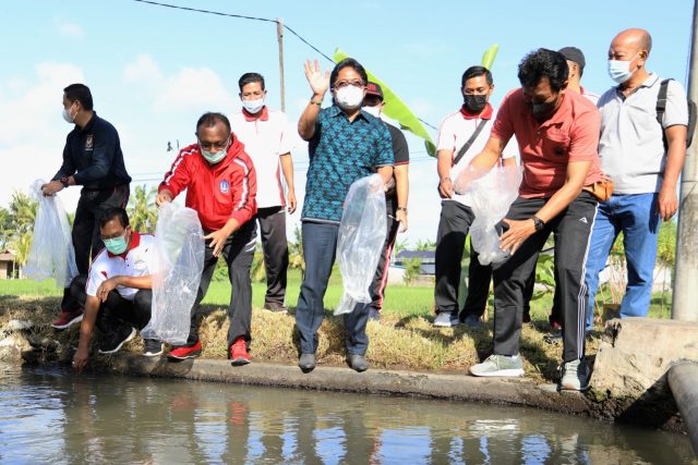Bupati Tebar Benih Ikan (3)