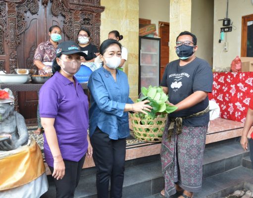 Dukung Dapur Umum Yadnya Bantu Warga Terdampak, Ny. Antari Jaya Negara Serahkan Bantuan Sayur