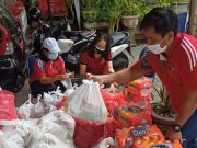 Peringati HUT Ke-76 RI, LPM Kelurahan Sesetan Bagi-bagi Sembako