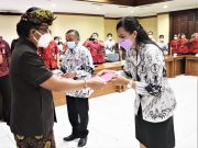 Serahkan SK Pengangkatan Kepala SD dan SMP, Bupati Giri Prasta Berpesan agar Bekerja dengan Baik