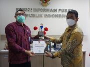 Universitas Udayana Terima Trofi dan Piagam Anugerah Keterbukaan Informasi Publik