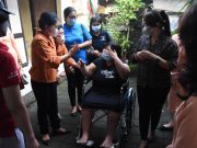 Ny. Antari Jaya Negara Berbagi Kasih dan Serahkan Bantuan Kursi Roda kepada Warga Masyarakat