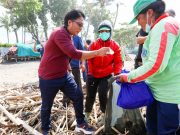 Tinjau Langsung Penanganan Sampah Kiriman di Pantai Berawa, Bupati Giri Prasta Apresiasi Sinergitas Komponen yang Terlibat