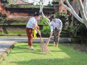 Organisasi Kewanitaan Badung “Ngayah Mareresik” di Pura Lingga Bhuwana, Ny. Seniasih Giri Prasta Ajak Para Orangtua lebih Perhatikan Anak-anak