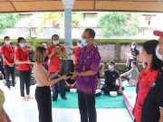 Tingkatkan Minat Bertani, Kadis Pertanian Tanaman Pangan Badung Serahkan 100 Bibit Cabai di Kuta Utara