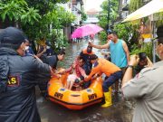Intensitas Hujan Meningkat, Tim Respon Cepat Denpasar Berjibaku Tangani Genangan di Beberapa Titik