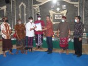 Pemkab Badung Serahkan SK Banjar Dinas, Harapkan Lebih Optimal Dalam Berikan Pelayanan Kepada Masyarakat