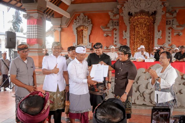 Penyerahan Hibah di Desa Gerih (5)
