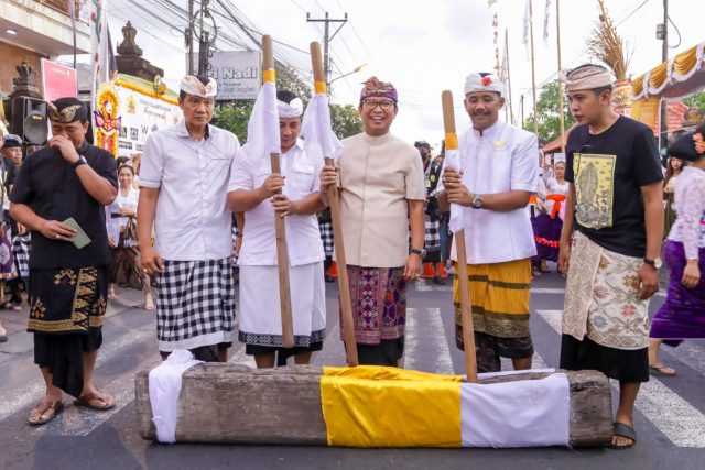 Sekda Hadiri Parade (8)