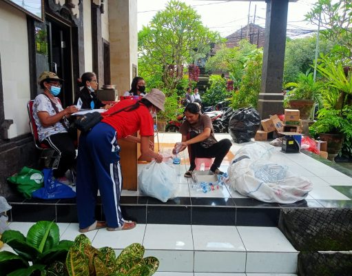 Olah Sampah Berbasis Sumber, Kelurahan Penatih Laksanakan Giat Bank Sampah