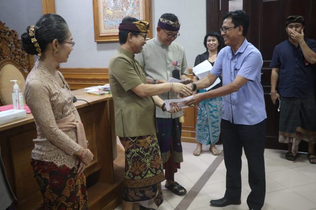 Sekda beri bantuan pensiunan (5)