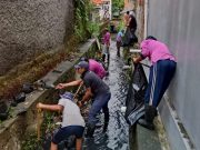 Berdayakan Warga Kurang Mampu, Desa Dangin Puri Kelod Lakukan Pembersihan Sungai Melalui Program PKTD