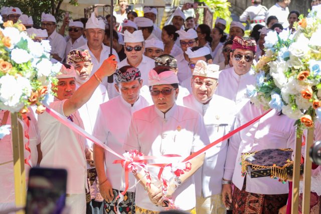 Resmikan Balai Banjar (1)