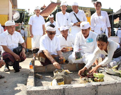 Walikota Jaya Negara Mendem Dasar Serangkaian Perbaikan Pura Ulun Lencana, Desa Padangsambian Klod