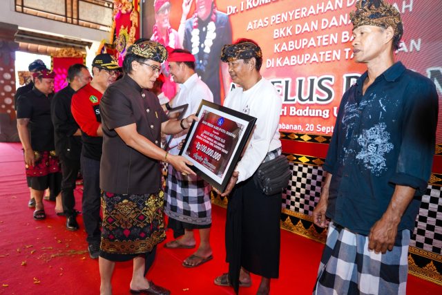 Serahkan Bantuan Hibah dan BKK di Kabupaten Tabanan (5)