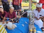 Janjikan Bantuan Modal, Wayan Koster Kunjungi Penenun Kain Bebali di Seraya