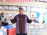 Pj. Gubernur Mahendra Jaya Nyoblos di TPS 5 SDN 14 Dangin Puri