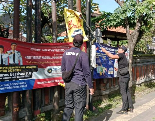 Satpol PP Denpasar Tertibkan Baliho Kedaluwarsa dan Tak Sesuai Tempat