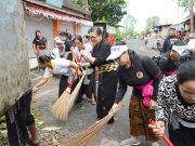 Ibu Putri Koster Turun Langsung Gotong Royong Bersihkan Lingkungan Bersama Masyarakat Desa Adat Batuyang